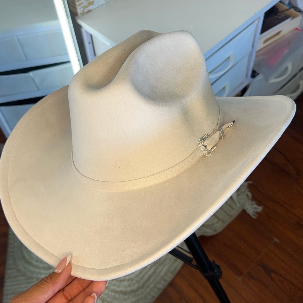 Elegant Women's Wide-Brim Felt Hat in Cream